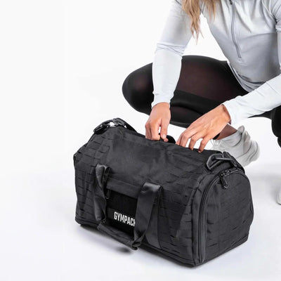 Bolsa Gympack Duffel 40L Preta - Modelo Ajoelhado Organizando Itens